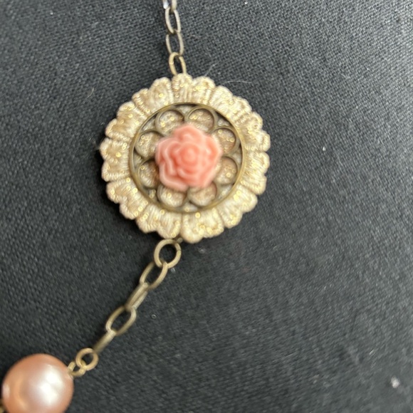 Vintage look floral and pearl necklace - Picture 2 of 4